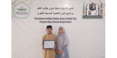 Penyerahan Sertifikat Matan lembaga Pendidikan Masjid Nabawi kepada santri yang telah lulus Ujian