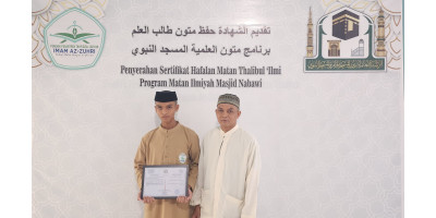Penyerahan Sertifikat Matan lembaga Pendidikan Masjid Nabawi kepada santri yang telah lulus Ujian 2